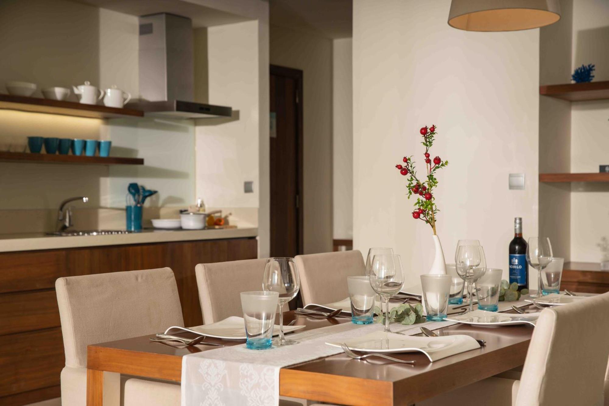 Stunning Apartments Across My Khe Beach ! Rooftop Pool & Gym Da Nang Eksteriør billede